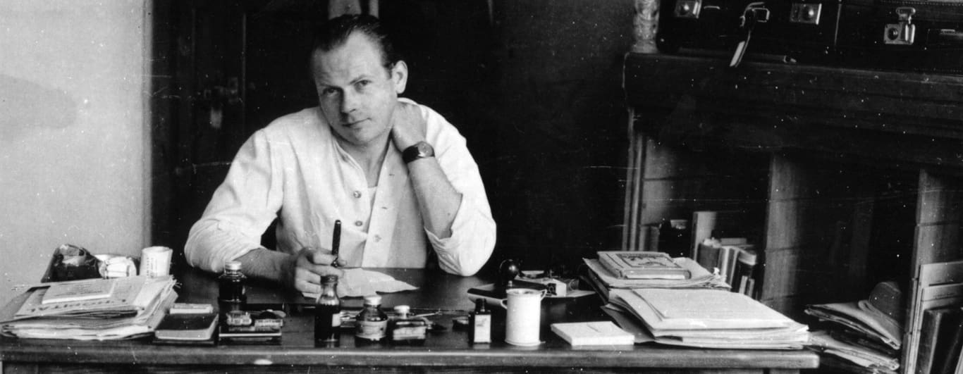Le Dr Jean Valnet à son bureau