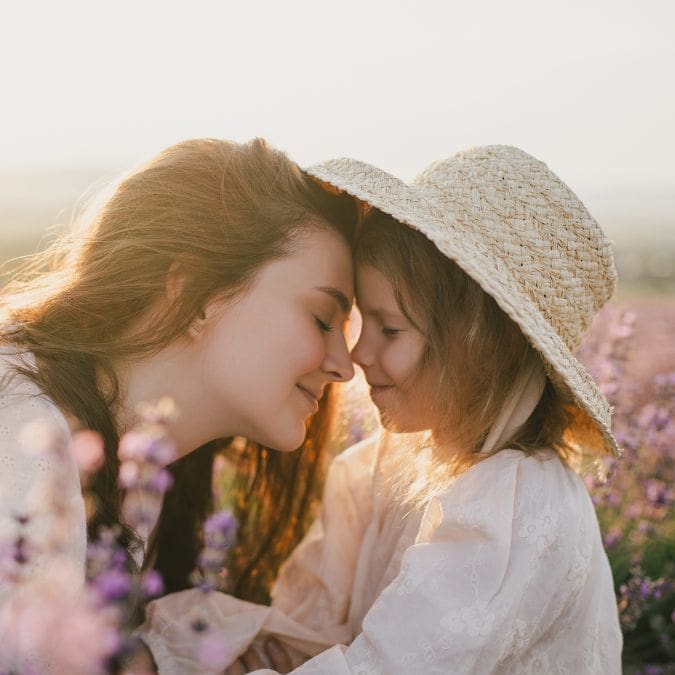 Une mère prend soin de sa fille
