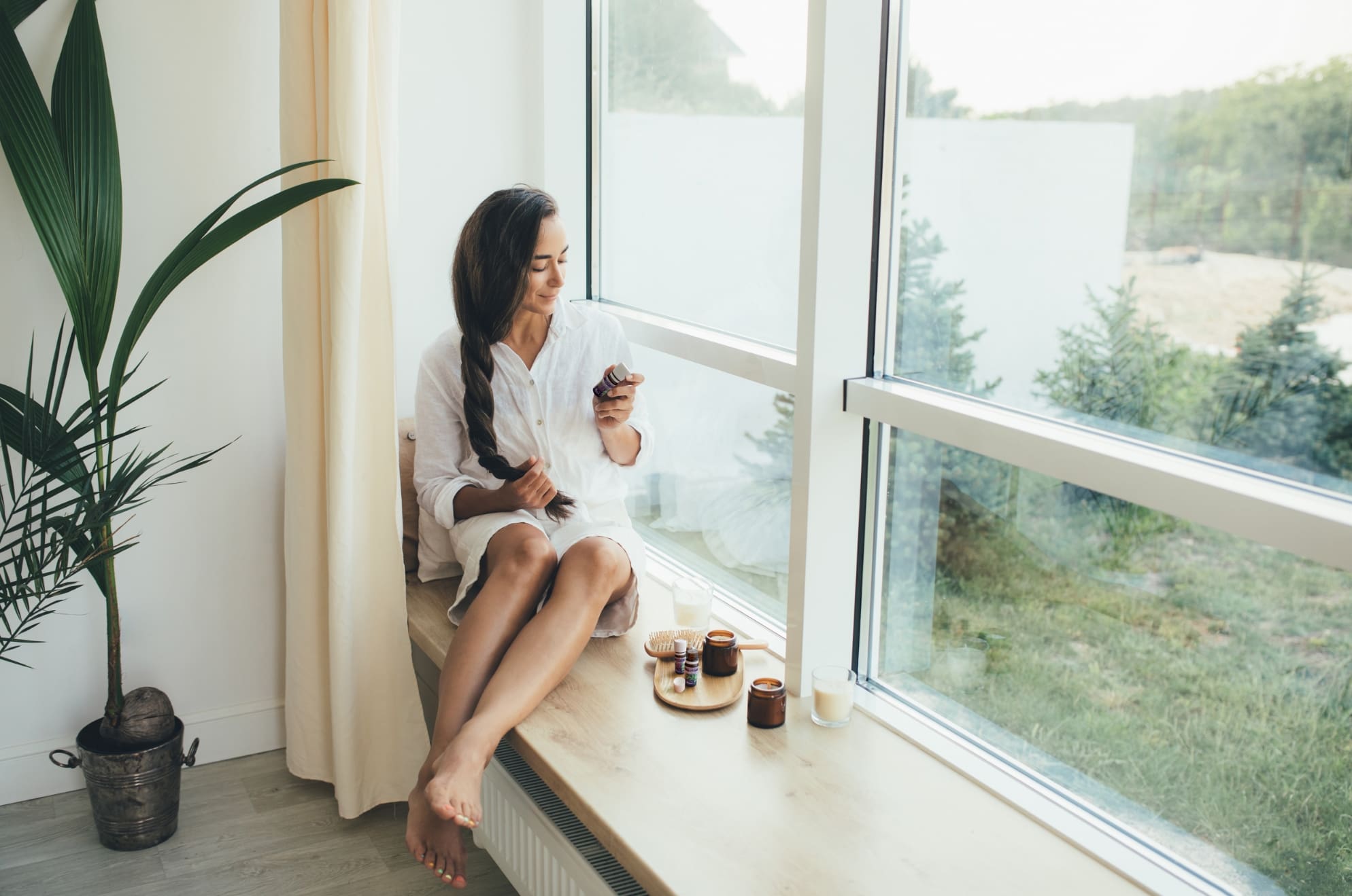 Femme avec des huiles essentielles à la main