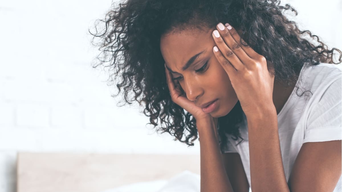 Femme avec douleur à la tête